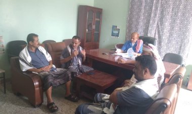 السلطة المحلية والانتقالي يناقشان سبل تعزيز العمل المشترك بطور الباحة بلحج.