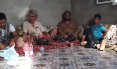 العميد نبيل المشوشي يزور أسرة الشهيد صدام السعدي في منزلهم بزنجبار.