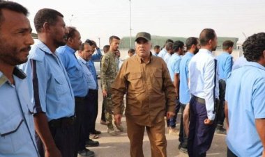 مدير عام أمن ساحل حضرموت يزور إدارة شرطة السير ويشدد بالانضباط أثناء العمل في الميدان وتوقيف المركبات غير المرقمة