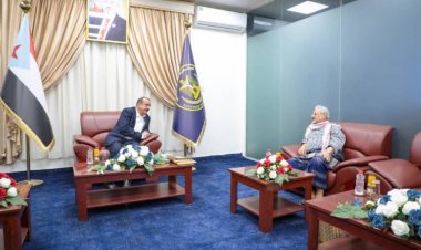 اللواء بن بريك يستقبل قائد القوى الجوية في جمهورية اليمن الديمقراطية الشعبية “سابقاً”