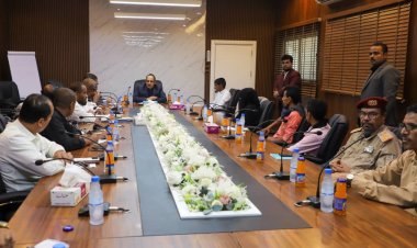 محافظ حضرموت يحرص على زيارة مكتب التربية لتهنئة اوائل الشهادة الثانوية ويوجه بحفل تكريمي لأوائل الجمهورية بالمكلا.