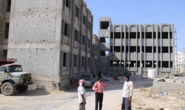 مأمور المكلا يتفقد سير العمل بمشروع استكمال مدرسة الإنشاءات بمنطقة فوه