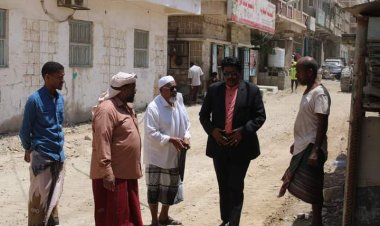 المدير العام لمديرية مدينة المكلا يطلع على أعمال التصفية والتمهيد لرصف وسلفتت الساحات والشوارع المجاورة لمسجد ورسما بالشرج.