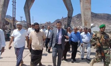 تفقد أعمال انتشال السفن الغارقة .. الوزير السقطري يدشن اعادة استقبال السفن في ميناء الاصطياد السمكي بعد توقف 12 عاما