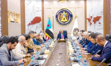 الرئيس الزُبيدي يطّلع على سير العمل في الهيئات المساعدة.