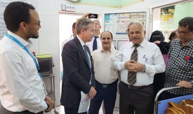 مأمور دارسعد يستقبل القائم بأعمال السفير البريطاني خلال زيارته الميدانية لمركز البساتين الصحي بالمديرية.