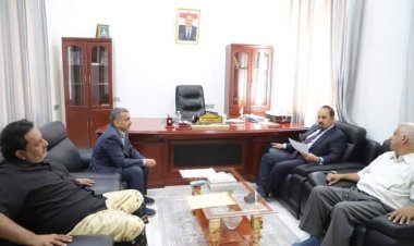 محافظ حضرموت يؤكد على اهمية دعم الاستثمار وتقديم التسهيلات لتخديم المنطقة الصناعية بالشحر