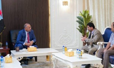 الرئيس الزُبيدي يطلع على الجهود التي تبذلها شركة الغاز للحفاظ على استقرار السوق المحلية