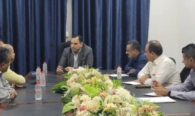 اجتماع يناقش تنفيذ حكم المحكمة التجارية ببيع جميع السفن الجانحة والمتهالكة بحوض ميناء عدن