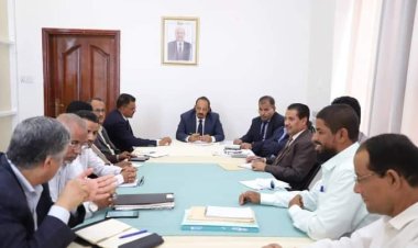 – في اجتماع برئاسة المحافظ – اجراءاتٌ عاجلة للتسريع باستئناف مشروع أبراج الكهرباء 132 ك .ف بوادي حضرموت.