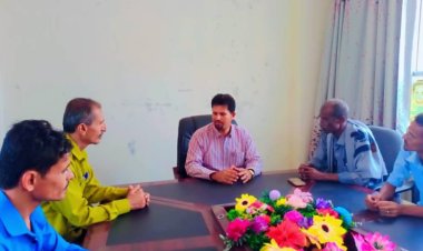 مدير إعلام أبين يناقش آلية تعزيز العمل الصحفي والإعلامي بالمحافظة.