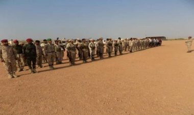 قائد لواء الريان يحث الجنود على الثبات للحفاظ على أمن واستقرار حضرموت