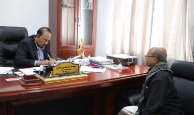 المحافظ بن ماضي يطلع على نشاط مؤسسة حضرموت للتراث ويوجه بطباعة كتاب “تاريخ حضرموت العسكري.".