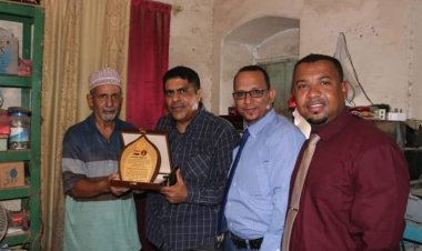 رئيس انتقالي حضرموت يطمئن على صحة المناضل الفنان باسكران، والكابتن الشاعر الفضلي ويكرمهما بدروع الإبداع.