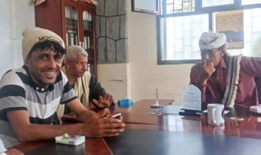 مدير عام مديرية زنجبار الداحوري يلتقي الكابتن جمال العولقي