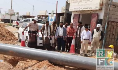 تواصل أعمال صيانة وتحسين بعض شوارع مدينة عتق وتصريف مياة الأمطار.