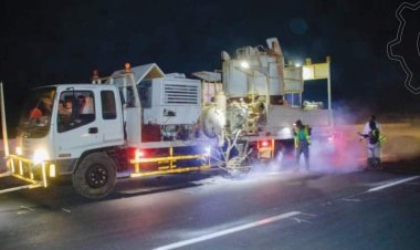 بتمويل صندوق صيانة الطرق.. شارع الستين بالمكلا يشهد أعمال طلاء