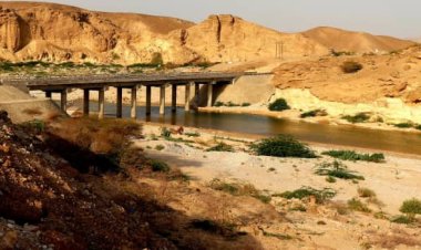 الأجهزة الأمنية بمديرية حجر تنفذ عملية إنقاذ ومساعدة للمواطنين جراء السيول والأمطار الغزيرة.