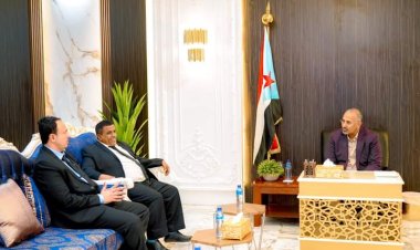 الرئيس الزُبيدي يطّلع على سير العمل بفرع البنك المركزي بمحافظة المهرة.