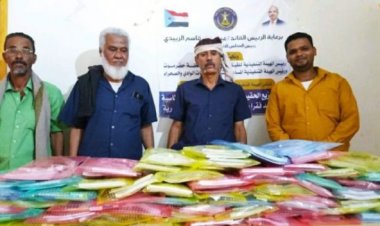 انتقالي سيئون يسلم 280 طالبا مستلزمات مدرسية