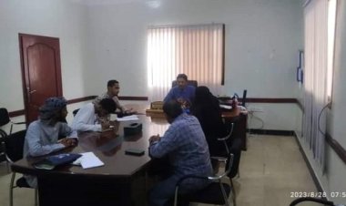 مدير عام المكلا يلتقي ممثلي فريق مشروع الاستجابة الطارئة للمتضررين بالمديرية