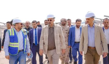 الرئيس الزُبيدي يتفقد سير العمل في مشروع محطة الطاقة الشمسية بالعاصمة عدن.