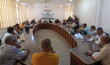 عضو اقتصادية المجلس الانتقالي نائب مدير عام الهيئة العامة للتأمينات والمعاشات لشؤون الإيرادات تلتقي بمندوبي مرافق العاصمة عدن.