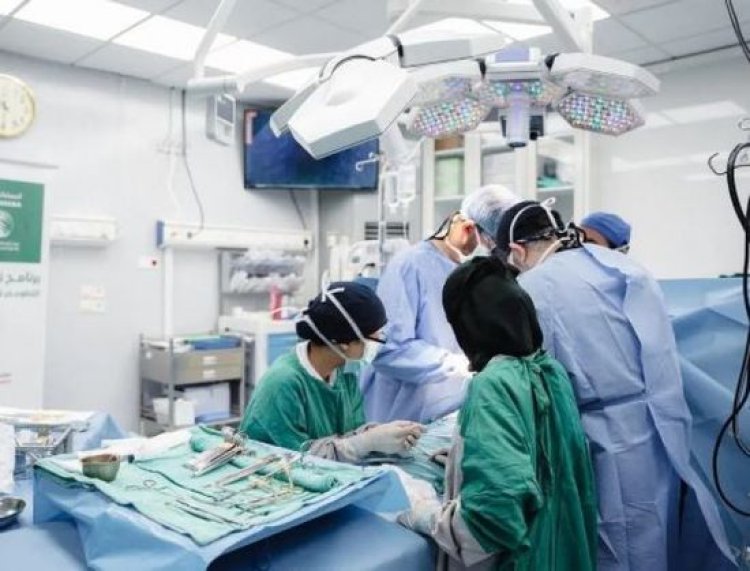 فريق طبي يجري جراحات قلب بالمكلا