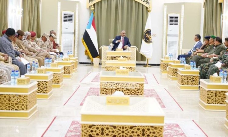 الرئيس القائد عيدروس الزُبيدي يترأس اجتماعا للقادة العسكريين والأمنيين بالعاصمة عدن
