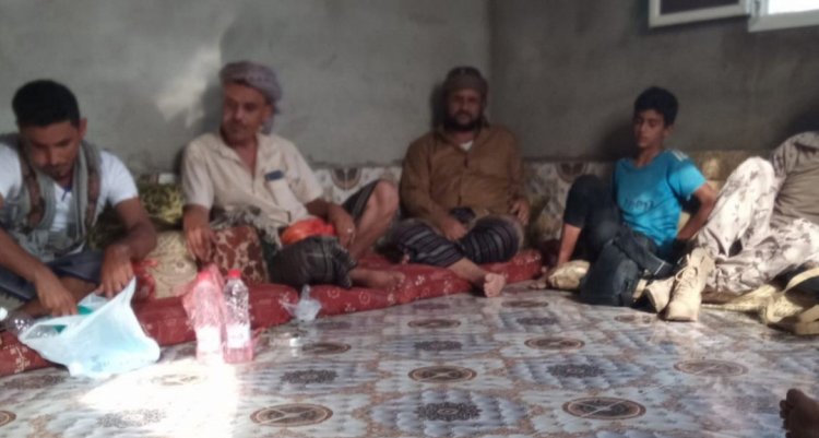العميد نبيل المشوشي يزور أسرة الشهيد صدام السعدي في منزلهم بزنجبار.
