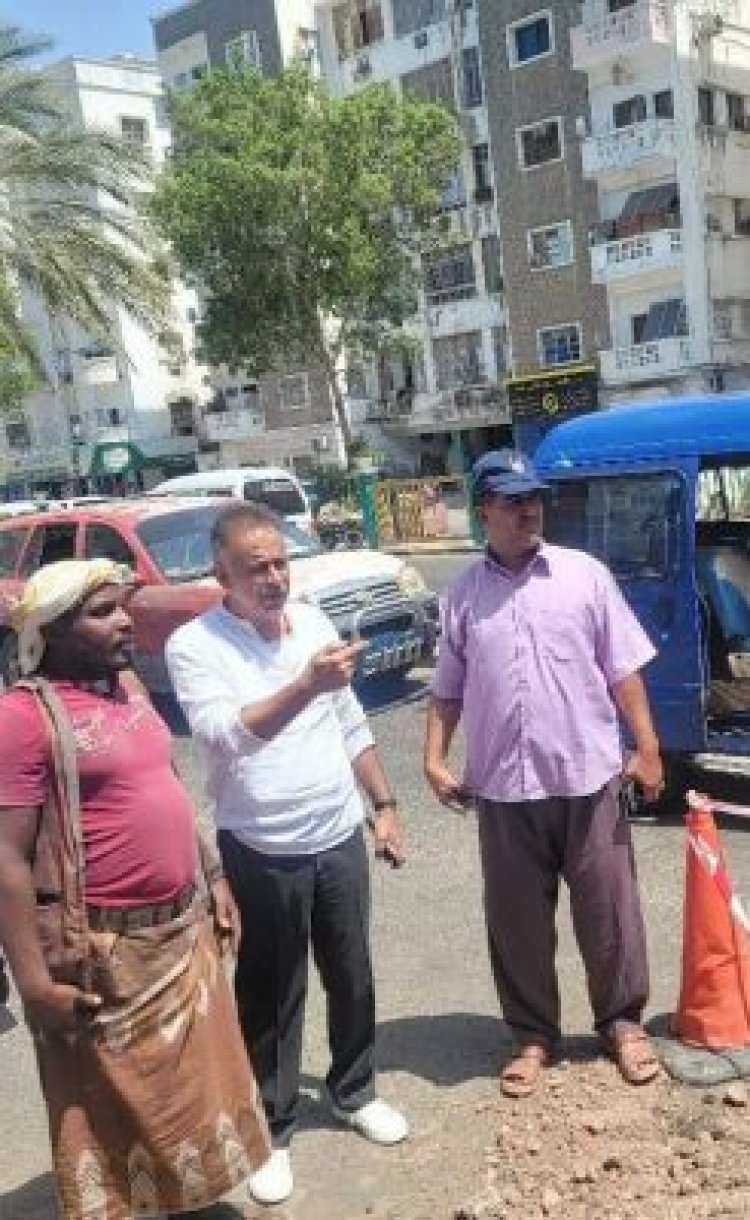 الجاوي يتفقد اعمال إنشاء مصارف لمياه الأمطار في شارع الشهيد مدرم بالمعلا