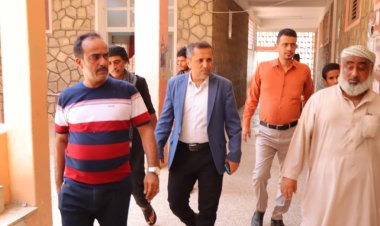 الزهري" يسلم مواقع تنفيذ مشروع أنظمة الطاقة الشمسية في مدرستين بخور مكسر للجهة المنفذة