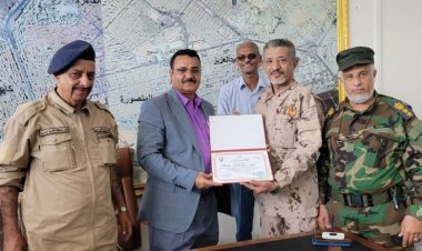 إدارة مكافحة المخدرات بشرطة عدن تكرم مدير عام المنصورة أحمد الداؤودي