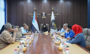 المحامية نيران سوقي تعقد اجتماعاً بقيادة اللجان المجتمعية بالعاصمة عدن