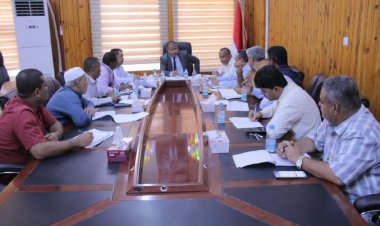 برئاسة الوكيل العامري لجنة التنمية تقر عدد من  المشاريع تنموية في مديريات الامتياز للشركات النفطية بوادي حضرموت.