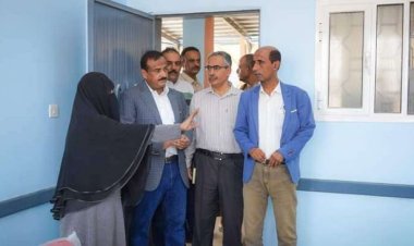 المحافظ بن الوزير يتفقد ثانوية شبوة للبنات ويوجه باعتماد مختبر للحاسوب وآخر للعلوم