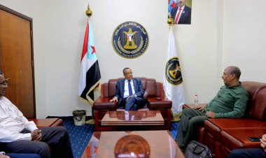 الدكتور الخُبجي يناقش قضايا الطلاب وصعوبات العملية التعليمية مع منسقية جامعة عدن