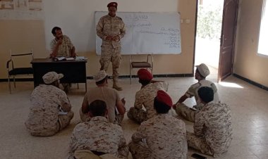 قائد الكتيبة الخاصة بالمنطقة العسكرية الثانية يتفقد سير الاختبارات التقييمية لدورة الكتابة العسكرية في المكلا