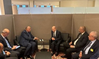 الرئيس الزُبيدي يلتقي بمعية رئيس مجلس القيادة الرئاسي وزير الخارجية المصري سامح شكري