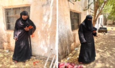 أمن شبوة يلقي القبض على رجل متنكرًا بملابس نسائية يتجول في الأسواق