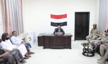 محافظ حضرموت يرأس اجتماعًا موسعًا بميناء الوديعة البري ويوجه بالتعامل الأمثل مع المسافرين.