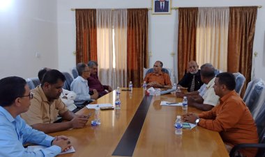 فريق وزارة الإدارة المحلية يطلع  على المشاريع المتعثرة بالمؤسسة المحلية للمياه والصرف الصحي بحضرموت