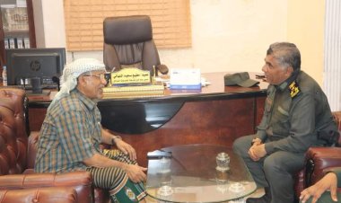العميد المنهالي يلتقي رجل الأعمال الشيخ عبدالله بن دول ويشيد بجهوده المساندة لإدارة الأمن العام.