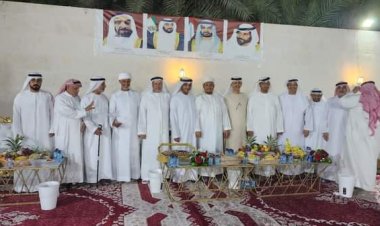 قبيلة السادة بدولة الإمارات تقيم مأدبة عشاء على شرف المحافظ الثقلي وتهديه رمزاً تذكارياً.