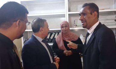 رئيس الجامعة عدن يتفقد سير العمل في إدارة القبول والتسجيل في كلية اللغات والترجمة