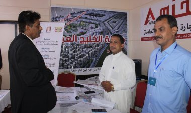 المدير العام لمديرية مدينة المكلا يزور المعرض العقاري التسويقي الأول بالمكلا