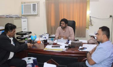 مأمور مديرية المكلا يناقش مع نائب مدير عام الهيئة العامة للأراضي والمساحة للشؤون القانونية جملة من المواضيع المتعلقة بمواقع المصالح العامة بالمكلا.