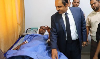 محافظ حضرموت يشيد بتفاني قوات الامن والجيش ويطمئن على صحة جريح عملية “ميزان العدل”