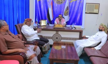 رئيس انتقالي وادي وصحراء حضرموت يناقش مستجدات الأوضاع مع عضو المجلس الاستشاري.