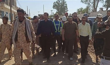 وزير الأشغال ومحافظ أبين يتفقدان عدد من مشاريع الطرقات في المحافظة